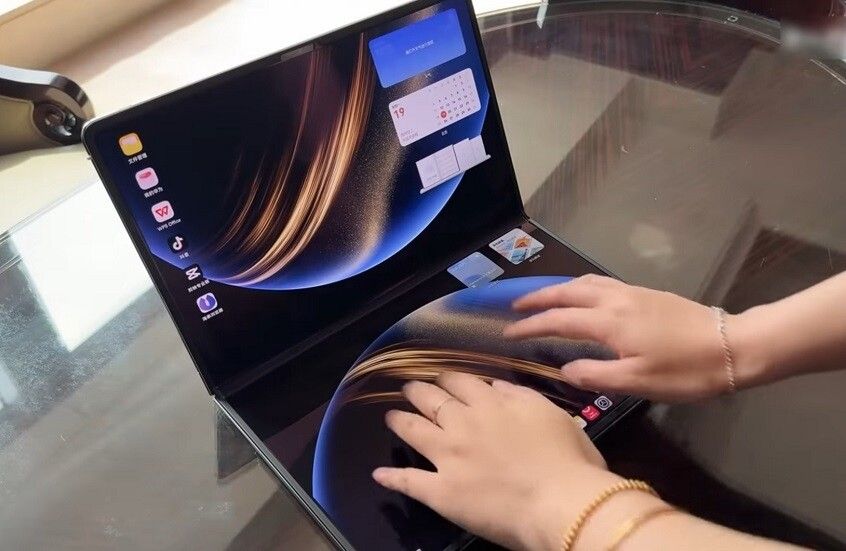 هواوي تعلن عن أول حاسب محمول في العالم مجهز بشاشة OLED قابلة للطي