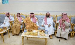 أمير منطقة حائل ونائبه يقدمان العزاء لأسرة الباتع في وفاة والدتهم
