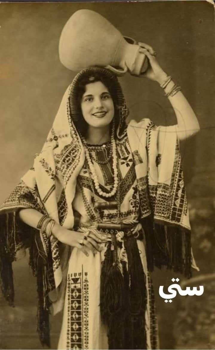 صورة قديمة حفظتها فريال عبده في مجموعة صورها