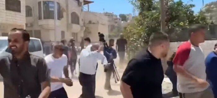 شاهد لحظة إطلاق النار على وفد دبلوماسي يضم السفير المصري في جنين