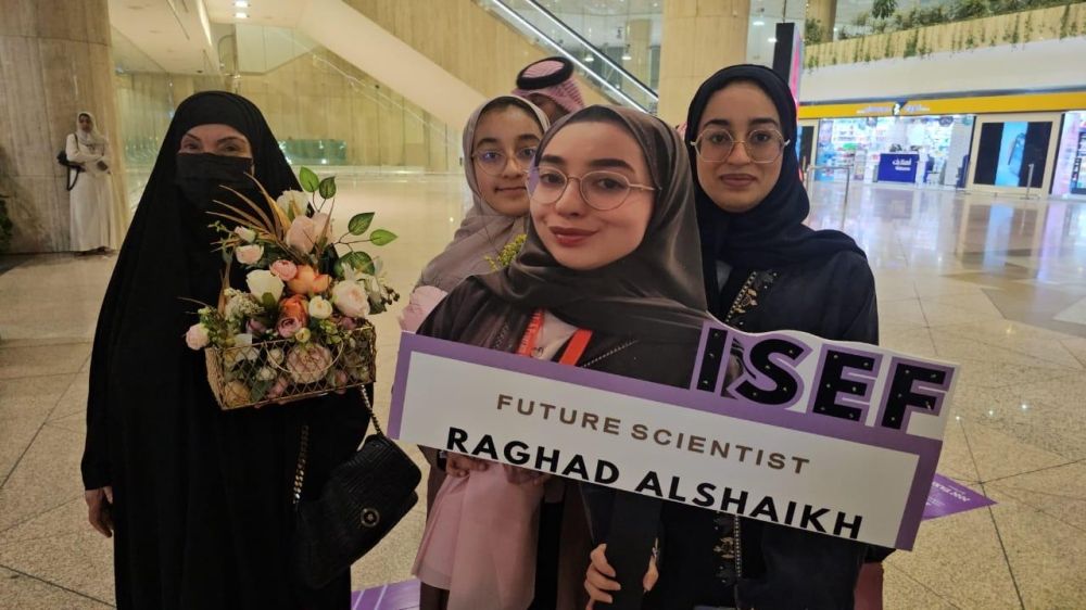 أهالي أبطال ”آيسف 2025“ ينتظروهم في مطار الدمام - اليوم