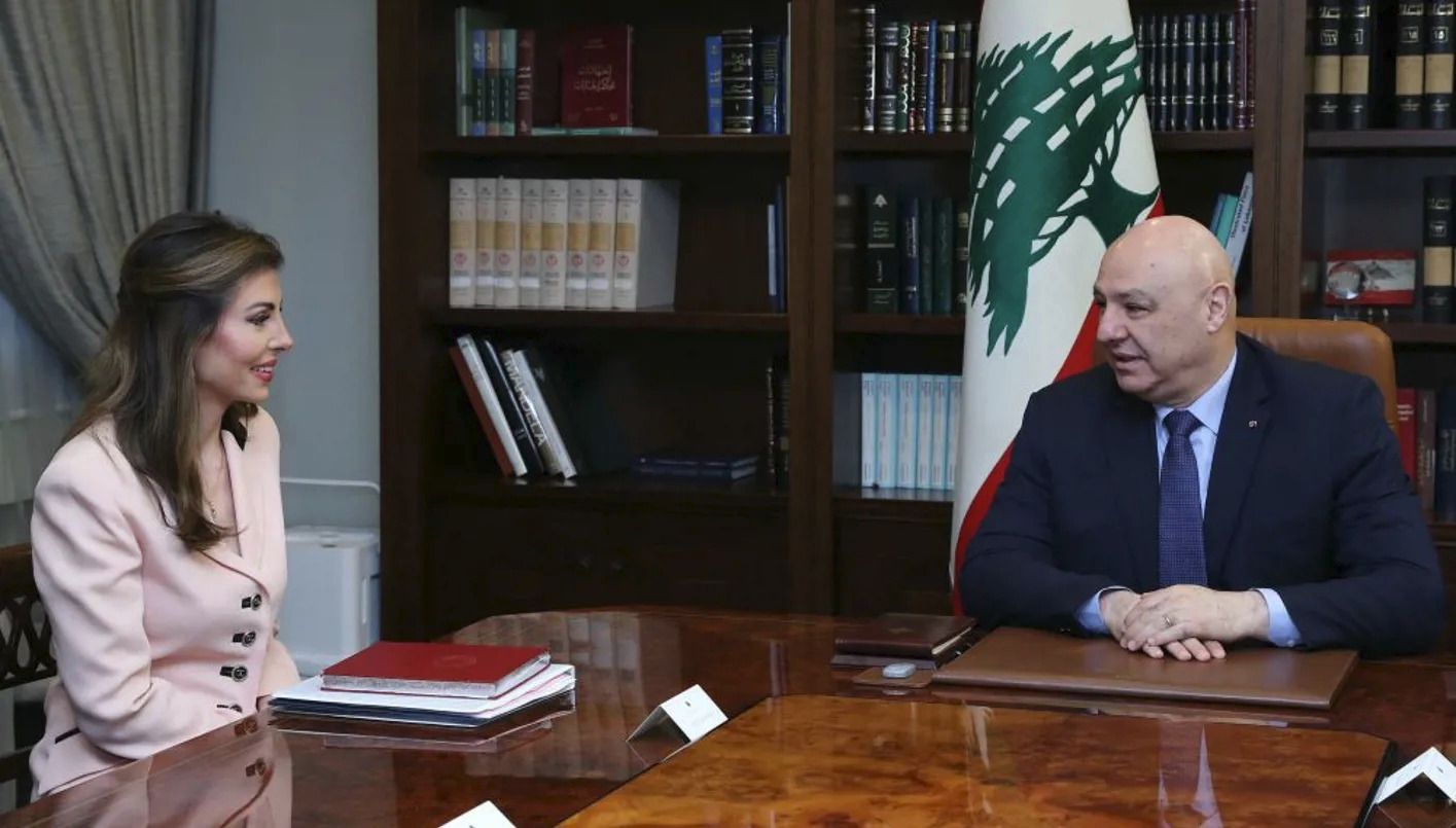 لقاء سابق بين أورتاغوس وعون في قصر بعبدا (الرئاسة اللبنانية).