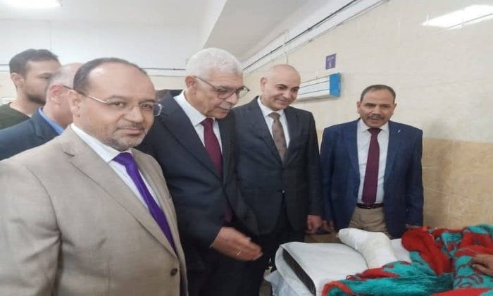 رئيس جامعة المنوفية يطمئن على المصابين بحادث سقوط مصعد المستشفى الجامعي