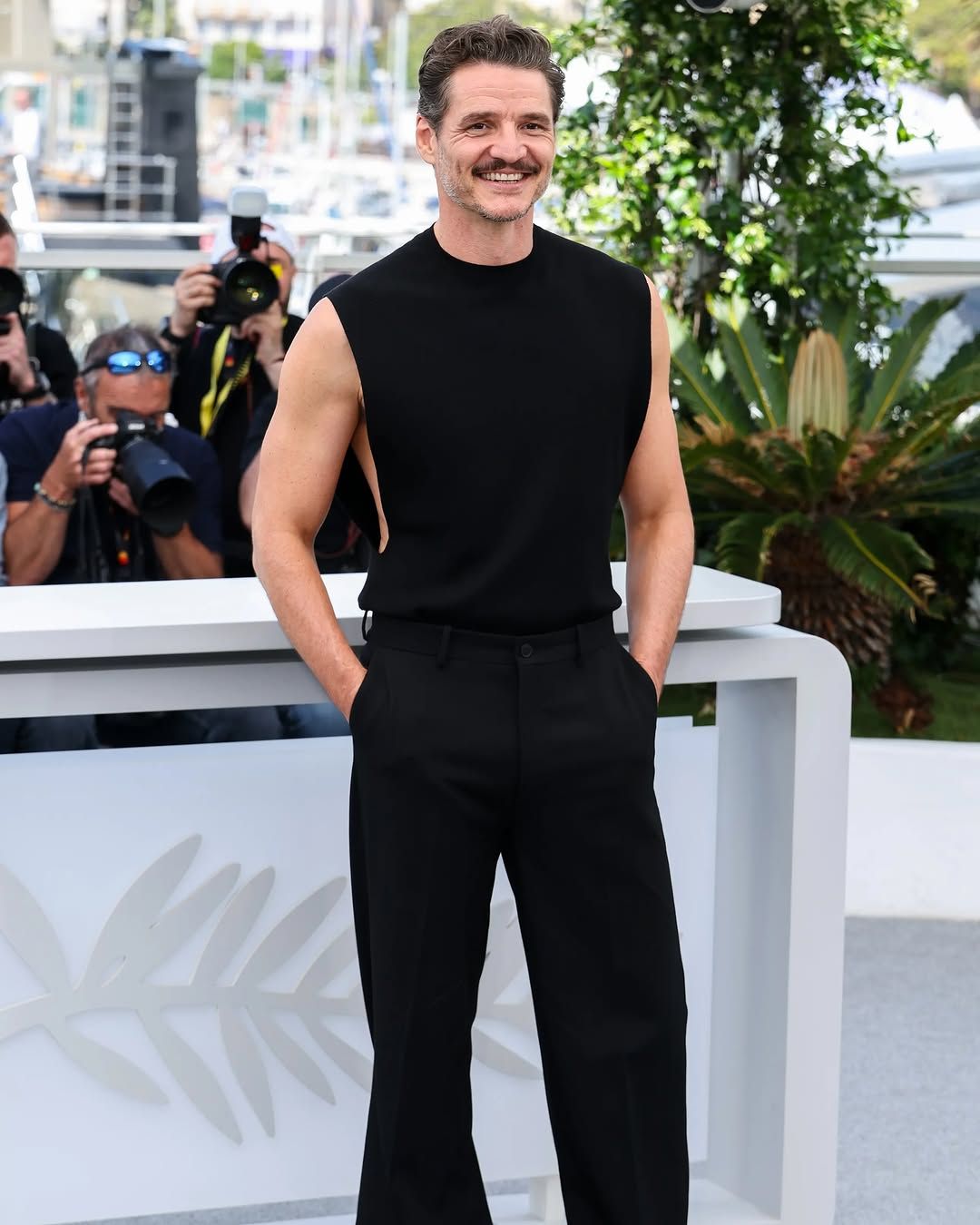 لوك بيدرو باسكال بتوقيع Calvin Klein في مهرجان كان 2025 (أ.ف.ب)