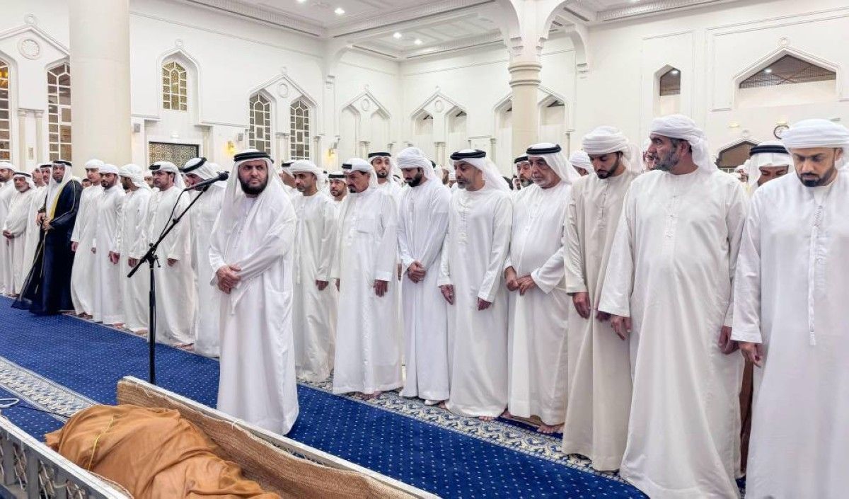 حاكم عجمان يؤدي صلاة الجنازة على جثمان حمد راشد النعيمي