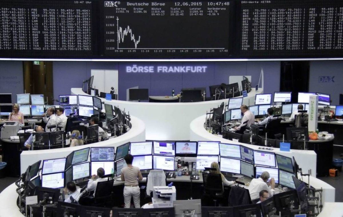 أسهم أوروبا تتخلى عن أعلى مستوياتها في شهرين