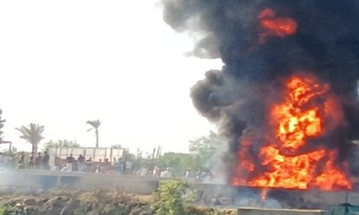 السيطرة على حريق نشب فى سيارة محملة بزيت طعام بالشرقية