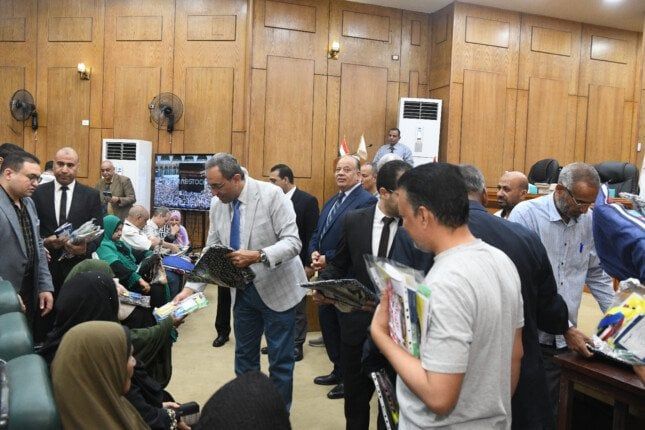 محافظ قنا يُسلم جوازات السفر لحجاج بيت الله الحرام من الجمعيات الأهلية
