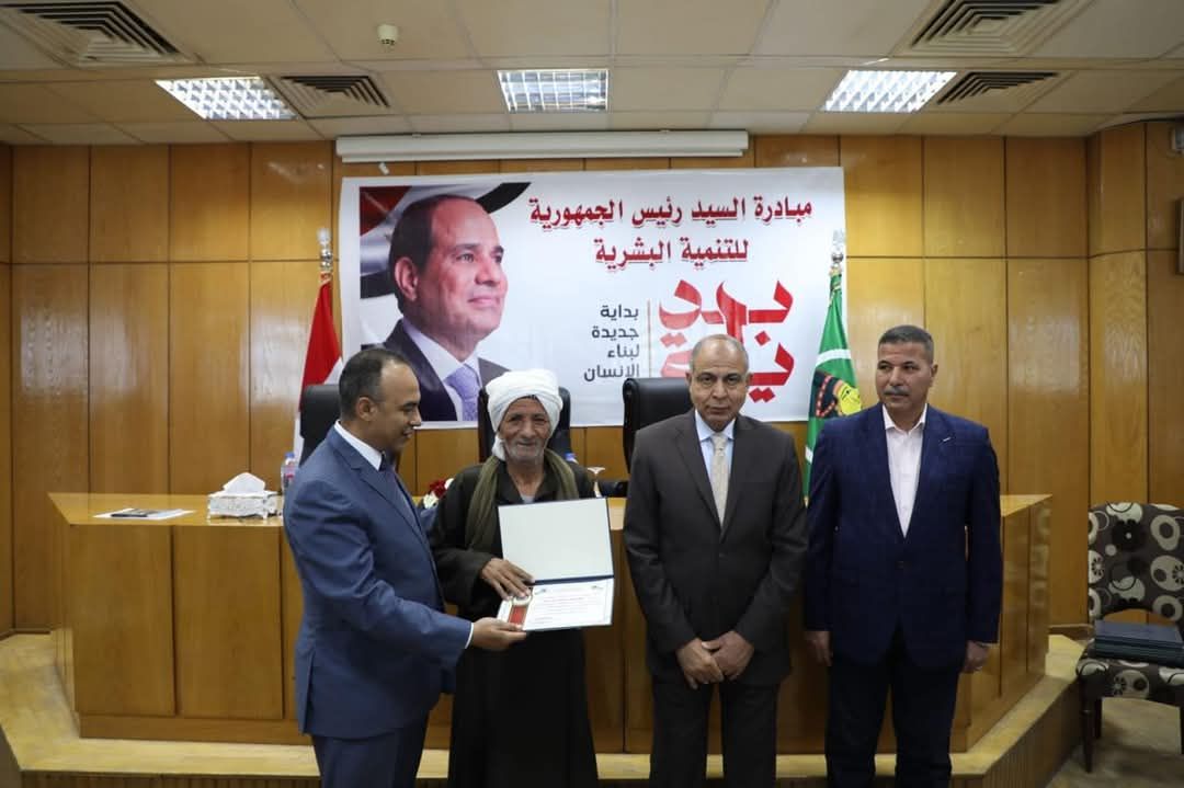 تسليم شهادات تقدير للمكرمين لبلوغهم سن التقاعد