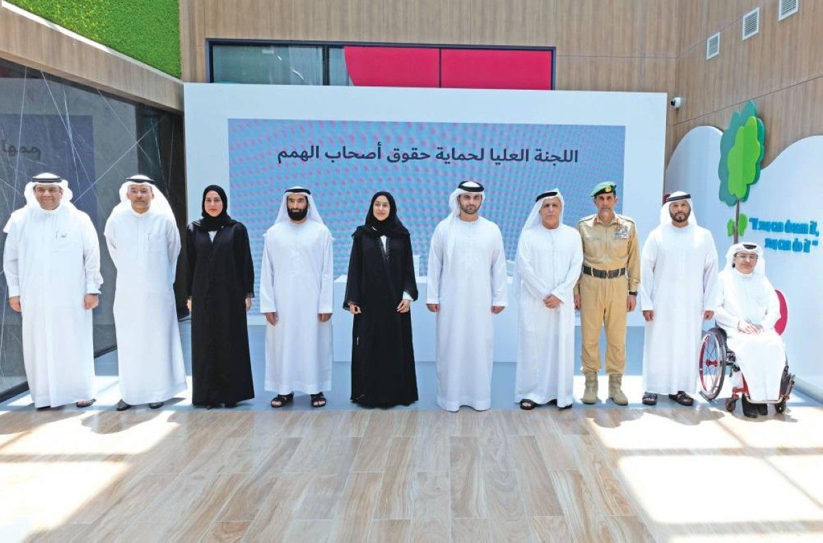 سموه في لقطة جماعية بحضور عبدالله المري ومطر الطاير ومروان بن غليطة وعلوي الشيخ وحصة بو حميد وعائشة ميران وعبدالله الفلاسي وعامر شريف وماجد العصيمي