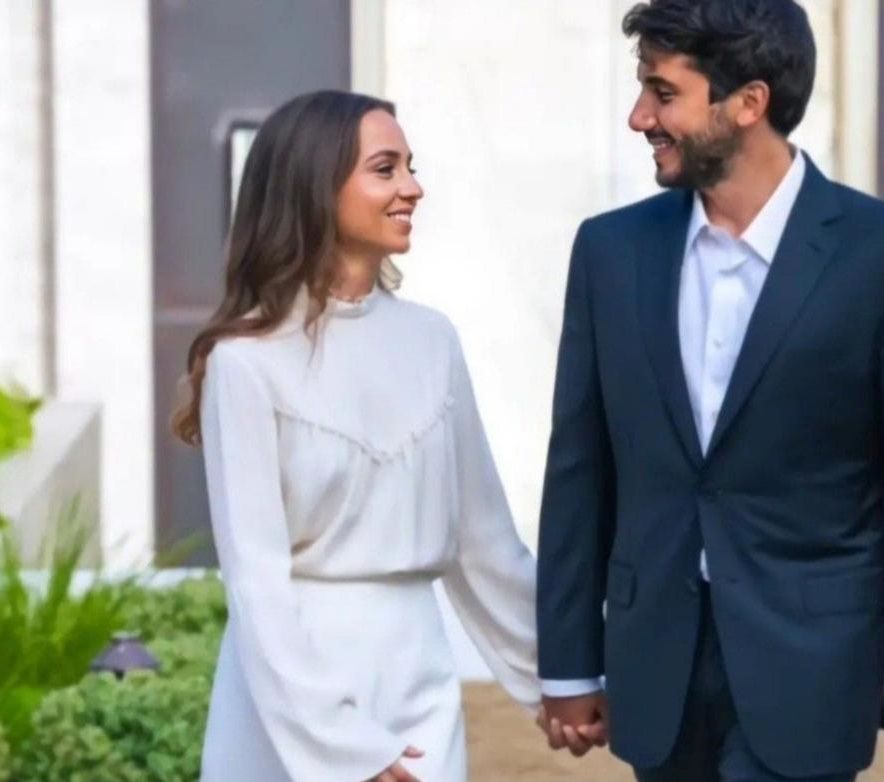 صورة الاميرة ايمان مع زوجها تعبر عن علاقتهما الرومانسية المرحة (إنستغرام)