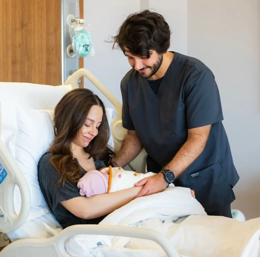 صورة الاميرة ايمان عبدالله الثاني في المستشفى مع زوجها يوم ولادة ابنتها الاميرة امينة (إنستغرام)