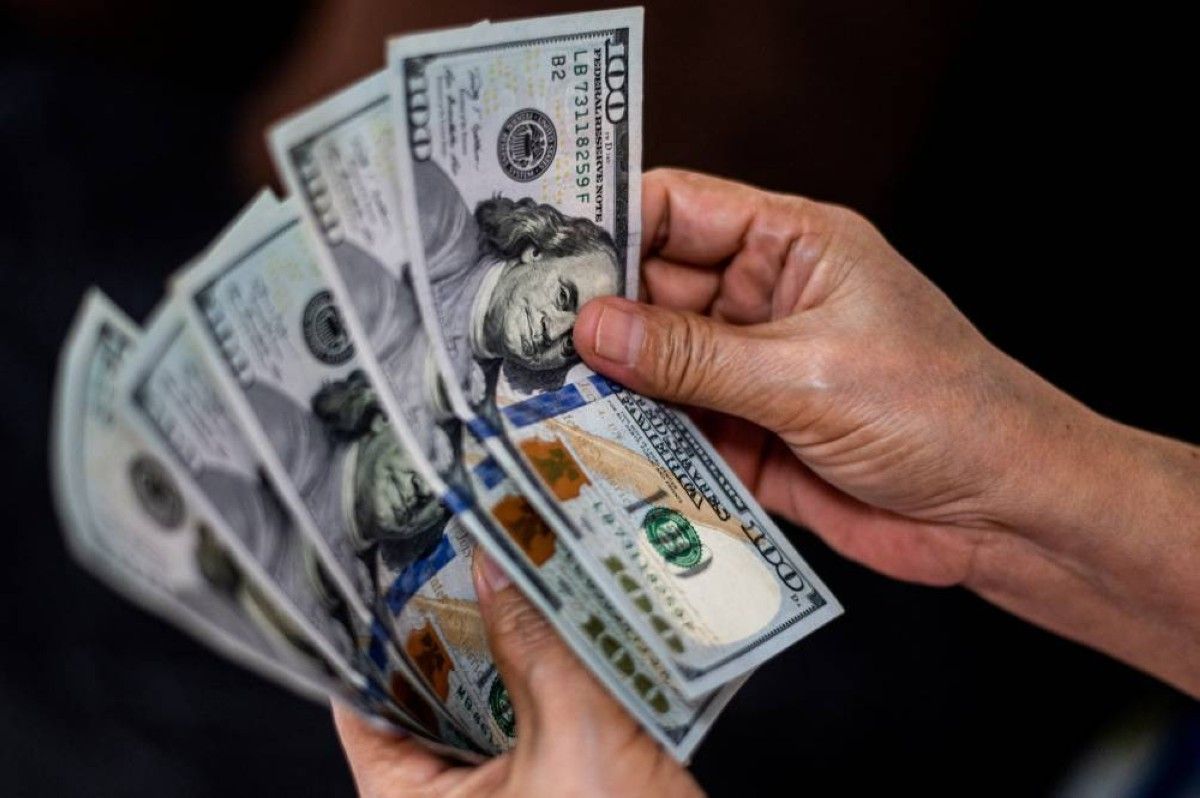 الملاذات الآمنة تضغط على الدولار وتدفعه نحو خسائر أسبوعية
