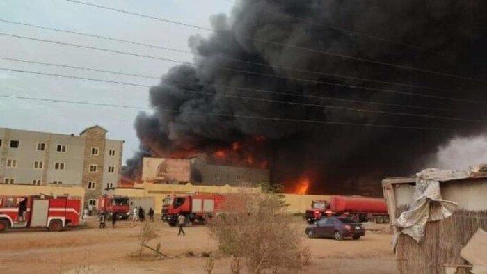 جهود مكثفة للسيطرة على حريق بمصنع عطور في مدينة بدر