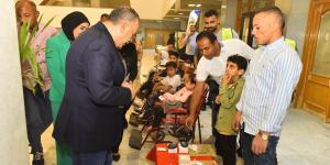 محافظ أسيوط يسلم كراسي متحركة وسماعات طبية للأطفال من ذوي الإعاقة - تكنو بلس