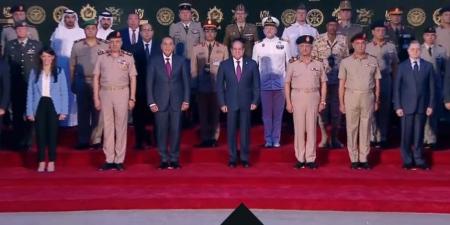 صورة تذكارية للرئيس السيسى خلال افتتاح بطولة العالم العسكرية للفروسية الـ25 - تكنو بلس