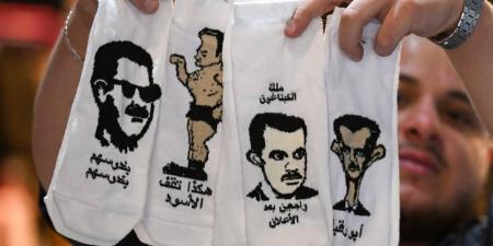 «هدايا تذكارية» رسومات على الجوارب تسخر من بشار الأسد في أسواق دمشق - تكنو بلس
