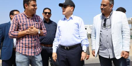 عبد المعطى يتفقد أعمال الرصف برافد الطريق الدولي - تكنو بلس