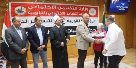 محافظ القليوبية يُسلِم ملابس الإحرام لحجاج الجمعيات الأهلية - تكنو بلس