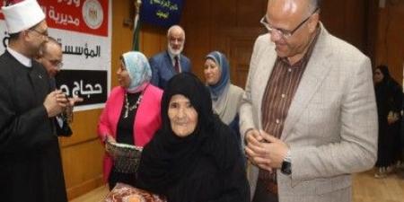 محافظ القليوبية يوزع ملابس الإحرام على ٤٩٥ حاج وحاجة لعام ١٤٤٦هـ - تكنو بلس
