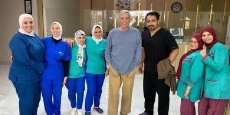محمود حميدة يزور صبري عبد المنعم للإطمئنان عليه ويلتقط صورة مع الطاقم الطبي - تكنو بلس