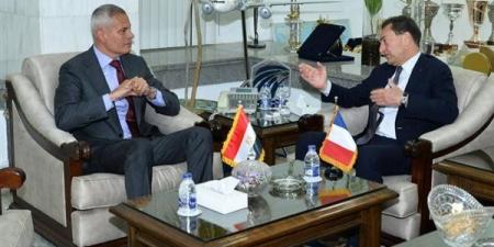 رئيس "مصر للطيران" يبحث تعزيز التعاون في مجال الطيران المدني مع فرنسا - تكنو بلس