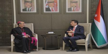 رئيس مجلس النواب يلتقي المطران إياد الطوال مهنئا بتعيينه مطرانا للبطريركية اللاتينية في الأردن - تكنو بلس