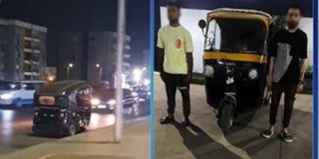 ضبط سائق توك توك لسيره عكس الإتجاه بالقاهرة.. فيديو  - تكنو بلس