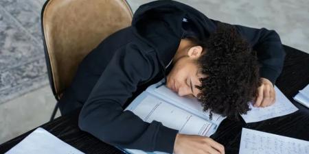 درجات سيئة ومراهق لا يبالي.. دليل الآباء للتعامل مع نتائج الامتحانات - تكنو بلس