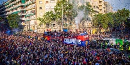 برشلونة يجوب شوارع كتالونيا بحافلة مكشوفة احتفالا بـ"الليغا" - تكنو بلس