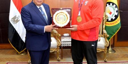 محافظ الدقهلية يكرم البطل عبد اللطيف مناع لحصوله على ذهبية مصارعة - تكنو بلس