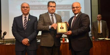 جامعة البترا تكرم نقابة الصحفيين في ندوة حول حرية الصحافة والمسؤولية الإعلامية - تكنو بلس