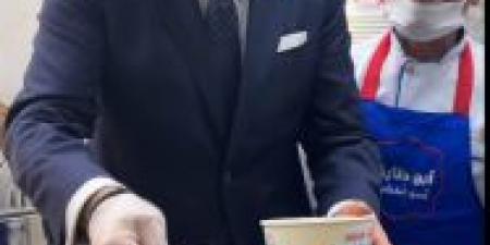 “كبير مستشاري ترامب يُعد طبق الكشري بنفسه في القاهرة بأسلوب مصري” - تكنو بلس