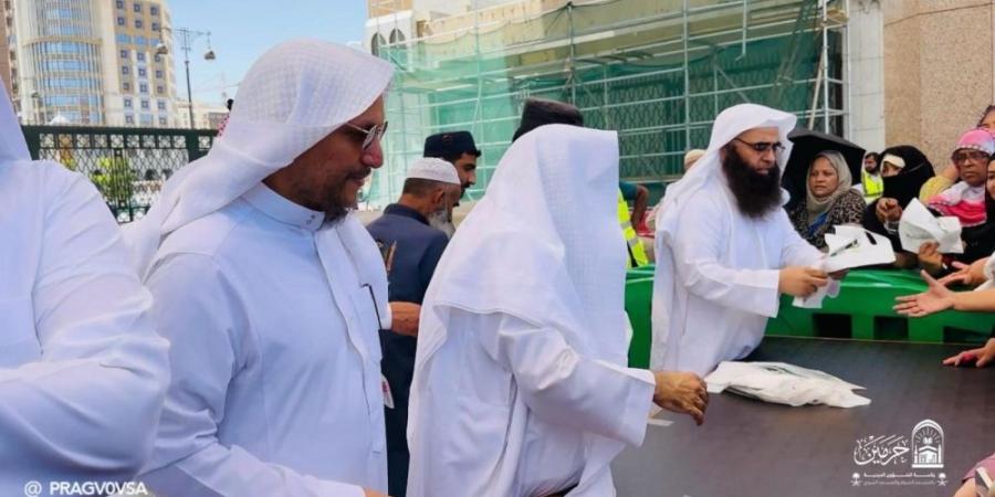 أصالة وكرم.. الشؤون الدينية بالمسجد النبوي تستقبل الحجاج بالهدايا - تكنو بلس