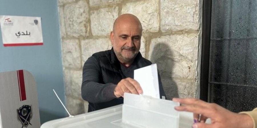 أبي رميا بعد الإدلاء بصوته في إهمج: بداية لمسار دستوري ونأسف لما حصل في المغيري ومشّان - تكنو بلس