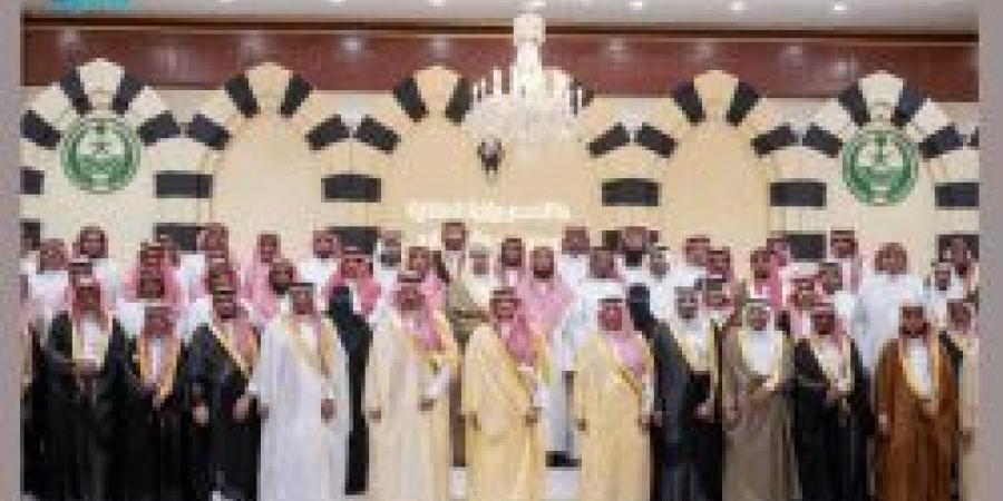 الأمير عبدالعزيز بن سعود يلتقي متقاعدي القطاعات التابعة لوزارة الداخلية بالمدينة المنورة - تكنو بلس