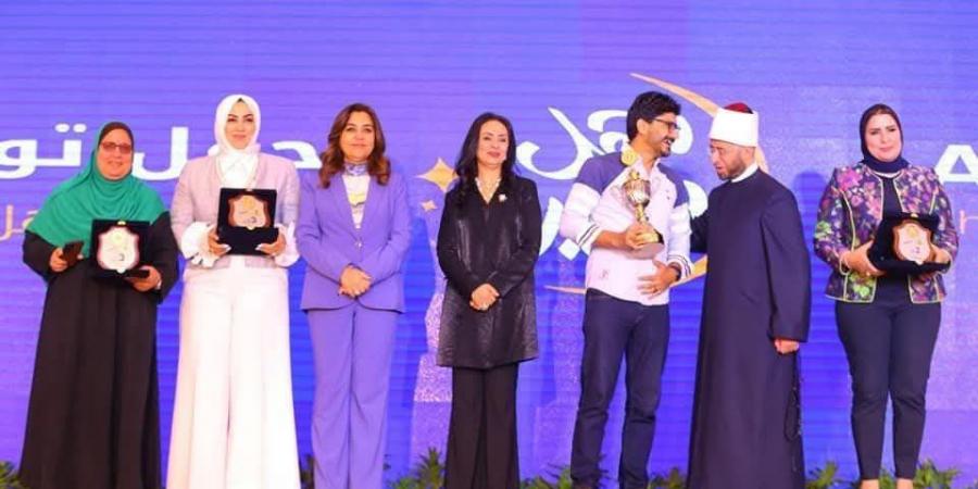 محافظ الشرقية يٌهنئ مطبخ التكيةالخيرى بالزقازيق لفوزه - تكنو بلس