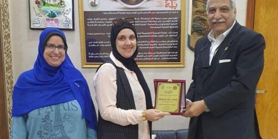 مدير تعليم القليوبية يكرم النماذج المتميزة بمسابقة 100 معلم - تكنو بلس