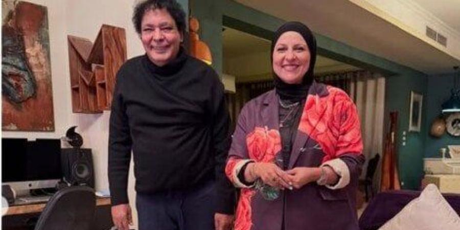 الإعلامية دعاء فاروق تكشف عن أحدث ظهور للكينج محمد منير «صور» - تكنو بلس