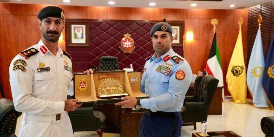 الكويت.. نائب رئيس الأركان يكرم ضابطا بحريا لتسجيله لقب (أسرع ماراثون في زي عسكري كامل) بموسوعة (غينيس) - تكنو بلس
