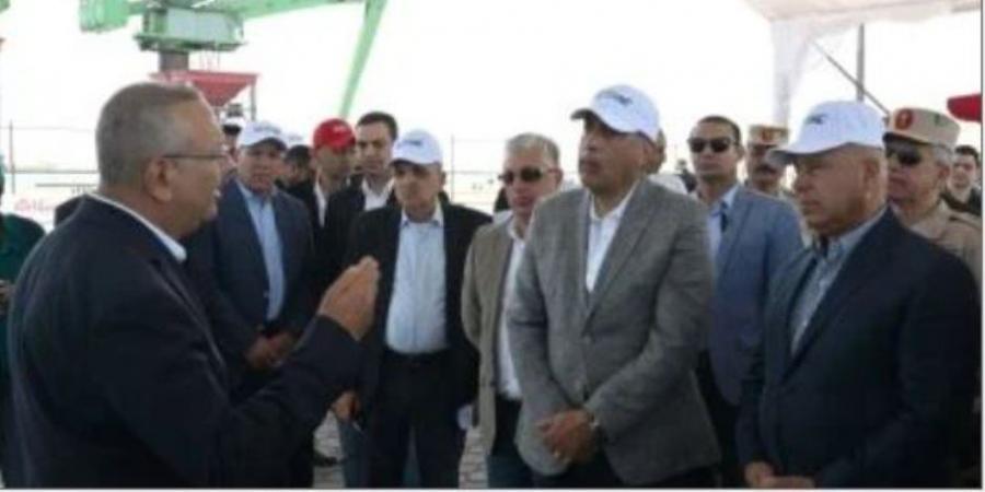 رئيس الوزراء يتفقد مشروعي "رووتس" و"سكاي للموانئ" - تكنو بلس
