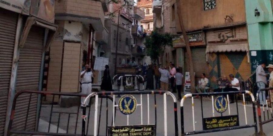 يُشكل خطراً داهمًا.. هدم عقار مكوّن من 5 طوابق بطوخ - تكنو بلس