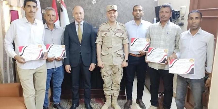 المستشار العسكري يُكرم عددًا من العاملين بمديرية التموين بقنا - تكنو بلس