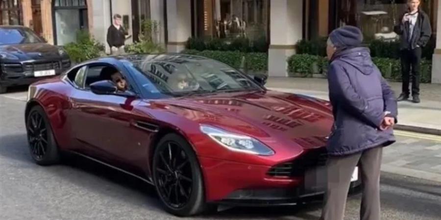 امرأة توقف سيارة فارهة في منتصف الطريق.. اعتراضاً على ضجيجها - تكنو بلس