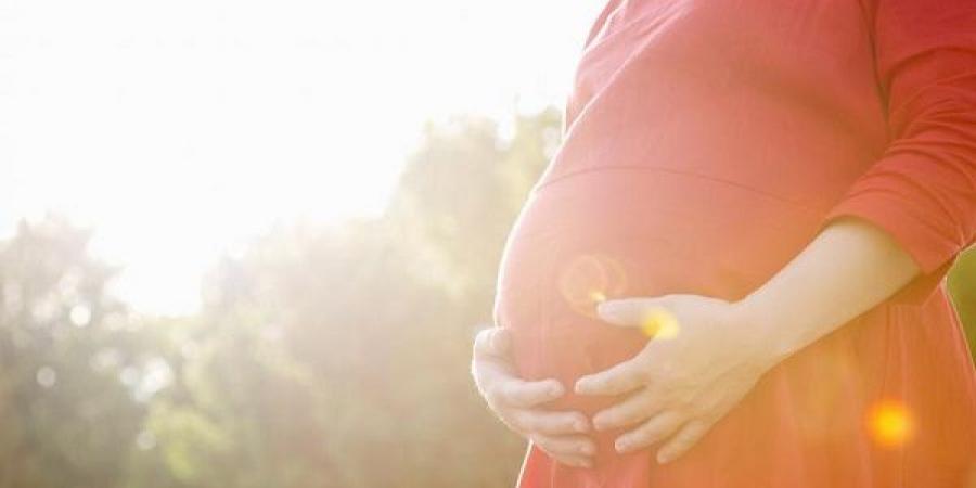 كيف تتجاوزين أشهر الصيف بأمان خلال الحمل؟ نصائح من طبيبة مختصة - تكنو بلس