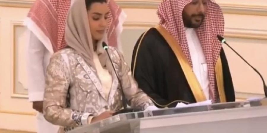 من هي الصحفية السعودية التي وقفت بثقة بين ولي العهد والرئيس الأمريكي؟ - تكنو بلس