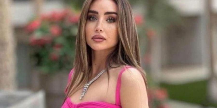 بالفيديو.. النجمة هنا الزاهد تخطف الأنظار من شوارع باريس.. .بـ"شبشب الفندق"! - تكنو بلس
