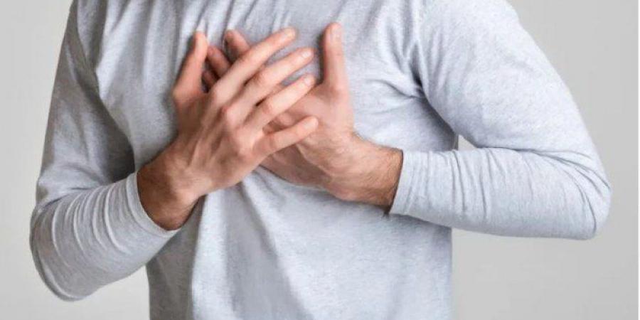 طبيب مصري يكشف الفرق بين الذبحة الصدرية والنغصات القلبية - تكنو بلس