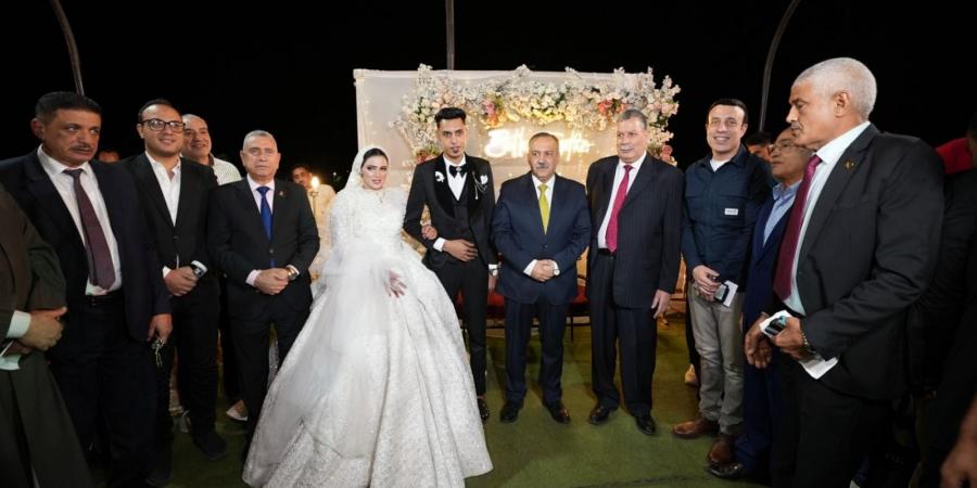 محافظ أسيوط يشهد حفل زفاف فتاة يتيمة بعد تجهيز شقتها بالكامل - تكنو بلس