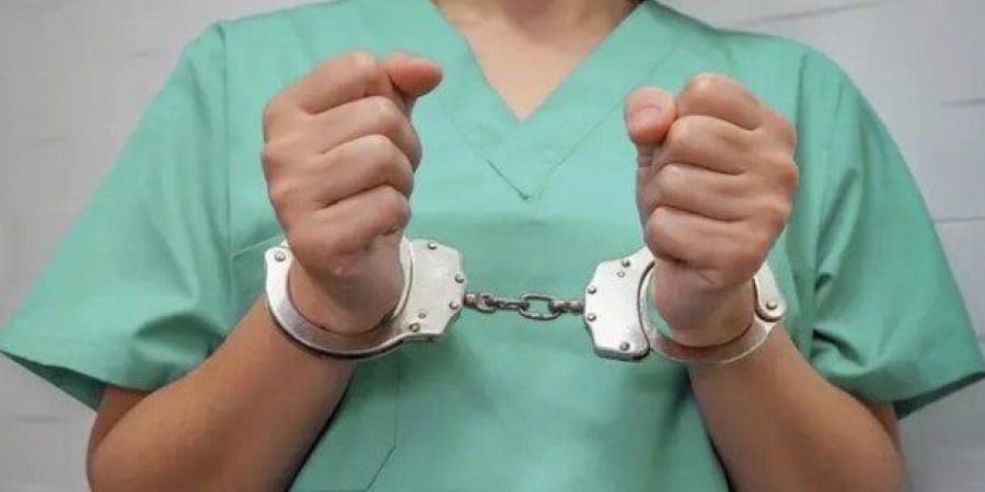 قرار جديد بشأن متهمة انتحلت صفة طبيبة في الجيزة - تكنو بلس
